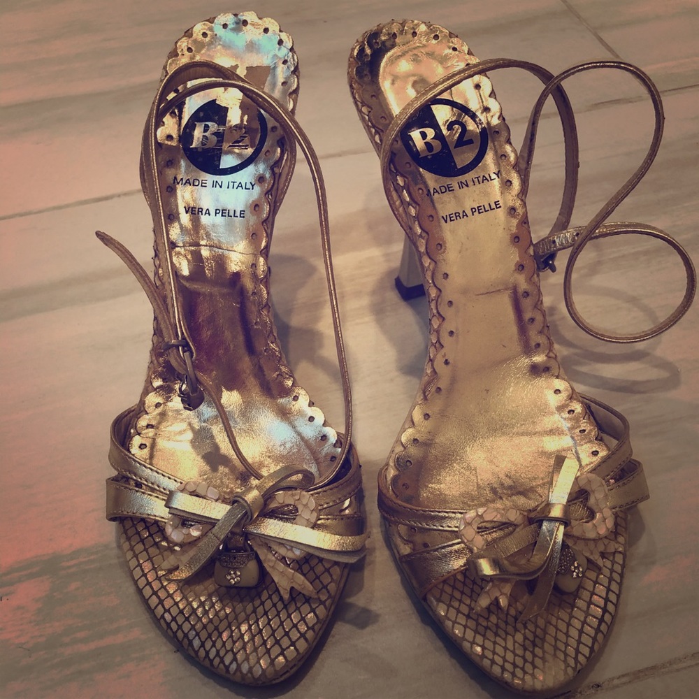 Gold heels with charms . Made in Italy.
